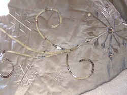 Álomszép karácsonyfatalp takaró ezüst / fehér színben 