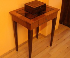 Intarziás, art deco fiókos kis asztal hozzávaló dobozzal