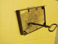 Eredeti Hatalmas 31cm Kapu Pince ajtó zár Kovácsoltvas kézműves 25cm pincekulcs kulcs