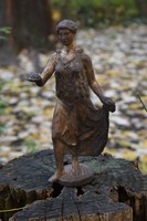 Görög ruhás nő, 27 cm., bronzszobor bronz talapzaton