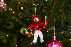 Retro zsenília karácsonyfadísz - virágtündér kosárkával karácsonyi figura - régi karácsonyfa dísz