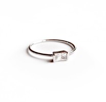 Filigrán ezüst gyűrű szögletes cirkon kővel