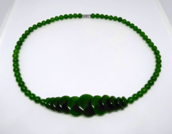 Zöld jáde, 6 mm-s kerek és 9-20 mm-s lapos gyöngyökből készült nyaklánc
