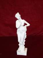 Görög női szobor, alabástrom, magassága 24,5 cm. Négyszögletű talapzaton.
