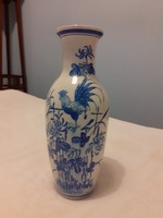 Kék-fehér porcelán váza kakas motívummal