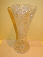 Nagy méretű régi vésett kristály váza.