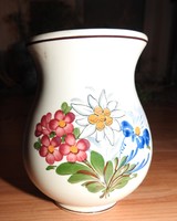 Kézzel festett  havasi virágcsokrot ábrázoló öblös váza