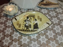 Gyönyörű egyiptomi porcelán kínáló tányér, különleges formájú, arany -fekete díszítéssel.