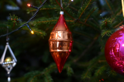 Retro karácsonyfadísz - üveg karácsonyfa dísz narancs és vörös színben - régi karácsonyi dekoráció
