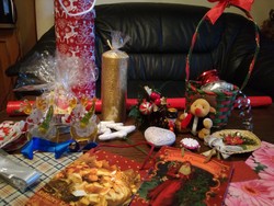 Karácsonyi dekorációk, csomagolók, gyertyák, világitó diszek