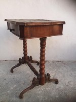 Nagyon régi, osztott fiókos varró asztal.1800-ás évekből