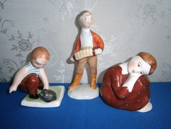 2 db Bodrogkeresztúri kerámia: sünit simogató kisfiú, bordó ruhás kislány ajándék harmonikás fiú
