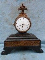 18. századi Copf stílusú kandalló óra, működik. Dúsan faragott, porcelán számlapos, kulcs van hozzá.