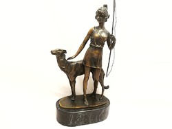 Győzedelmes Diana bronzszobor a vadászat istennője Borzoi kutya szobrával 