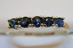 Elegáns arany gyűrű valódi kék zafírokkal