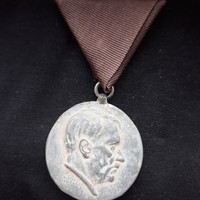 Adolf Hitler a "hűség"kitüntetés
