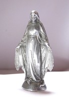 Francia Szűz Mária szobrocska 1830-as dátummal.