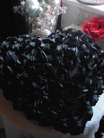 Szív alakú fekete csupa rózsa díszpárna 