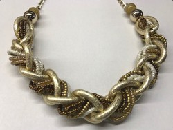 Aranyszínű gyöngysorokkal átfűzött aranyozott nyakék