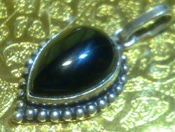 Szép onix drágaköves 925 ezüst jelzésű csepp alakú medál