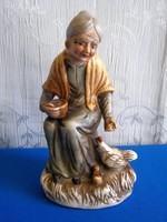 Aranyos biszkvit porcelán figura: tyúkot etető anyóka