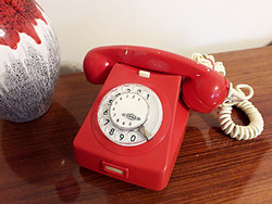Retro piros tárcsás telefon készülék