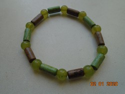 Zöld és barna fa gyöngyökből, sárgás zöldes üveg gyöngyökből, karkötő