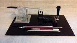 Régi art deko íróasztal kellékek  cseppentős tintásüveg tollszár naptár  fekete  vastag üveglapon 