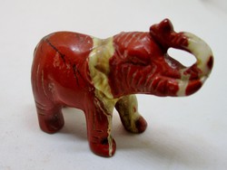 Aranyos kis vörös jáspis elefánt