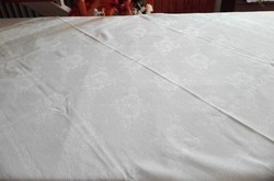 Fehér damaszt asztalterítő, dús mintával, 130 x 130 cm