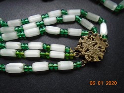 Antik,aranyozott dombormintás kapoccsal,3 soros hosszú fehér opál üveg és zöld gyöngyökkel nyaklánc