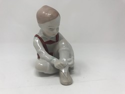 Aquimcum porcelán figura, öltözködő,  cipőt húzó kisfiú