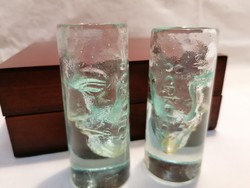 Borkovics kristály poharak , benne ember fejekkel