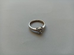 B35 - Fémjelzett 925 ezüst gyűrű fehér szív alakú kővel