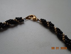 Arany és fekete színű  gyöngyökből csavart nyaklánc