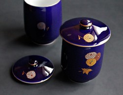 Japán kobaltkék porcelán teáscsészék fedővel, fa díszdobozban