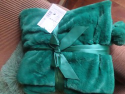 Teljesen új , smaragdzöld , rövidszőrű műszőrme takaró a sarkain pompom . 150 x 125 cm-es .