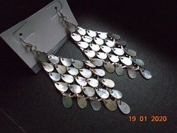 Látványos Újszerű Chandelier fülbevaló 24 db csiszolt gyöngyház pikkelyel láncszemen ezüstszín vázon