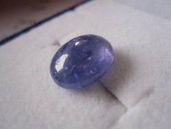 Ritkaszép 3.5 karátos lilás kék tanzanit drágakő 1 cm-es kaboson csiszolású