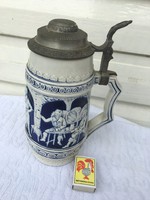 Porcelán korsó fedeles - domború jelenetes - hordó sör csapolás kocsmai jelenet - jelzett gyűjtői