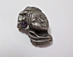 Antik bross női fej ametiszt kővel