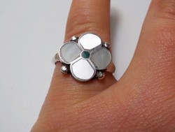 Gyöngyházzal díszített ezüst gyűrű 59-es méret
