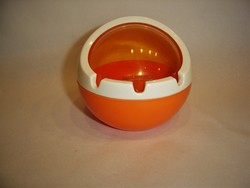 Retro műanyag design gömb hamutartó