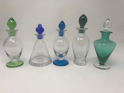 Modern, színes, kék és zöld parfümös üvegek