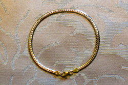 14 karátos arany kígyó-karlánc, behozatali fémjellel (1999-), 3,6 g, hibátlan, újszerű állapotban