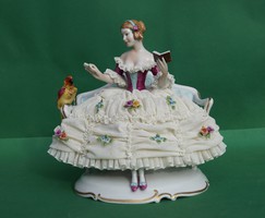 Unterweissbach Volkstedt német porcelán hölgy csipke tüll ruhában papagáj etetés közben 
