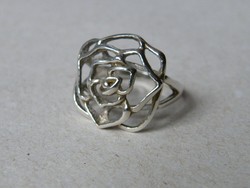 KK580 Dekoratív  ezüst gyűrű rózsa motívummal