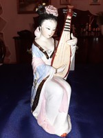 Antik kínai pipa hangszeren játszó női szobor