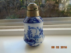 19 Sz painted in cobalt blue under Meissen glaze, marked with very rich patterns, salt shaker, alpaca head