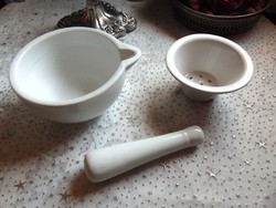 Porcelán mozsár és porcelán teaszűrő 